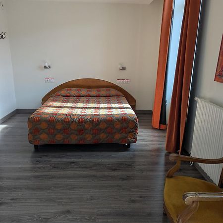 לה בורבול Logis Hotel Regina מראה חיצוני תמונה