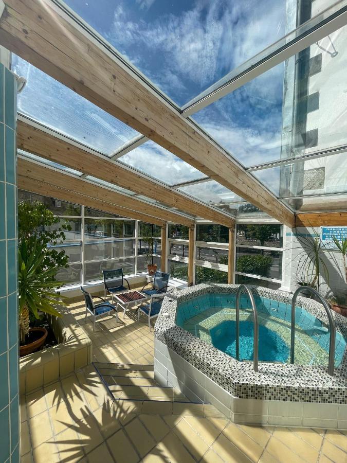 לה בורבול Logis Hotel Regina מראה חיצוני תמונה