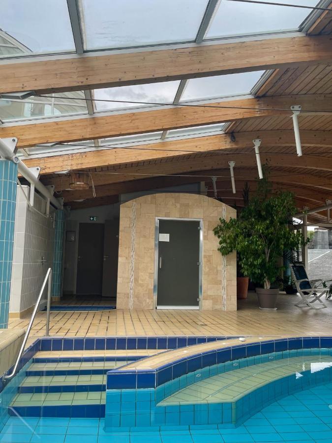לה בורבול Logis Hotel Regina מראה חיצוני תמונה