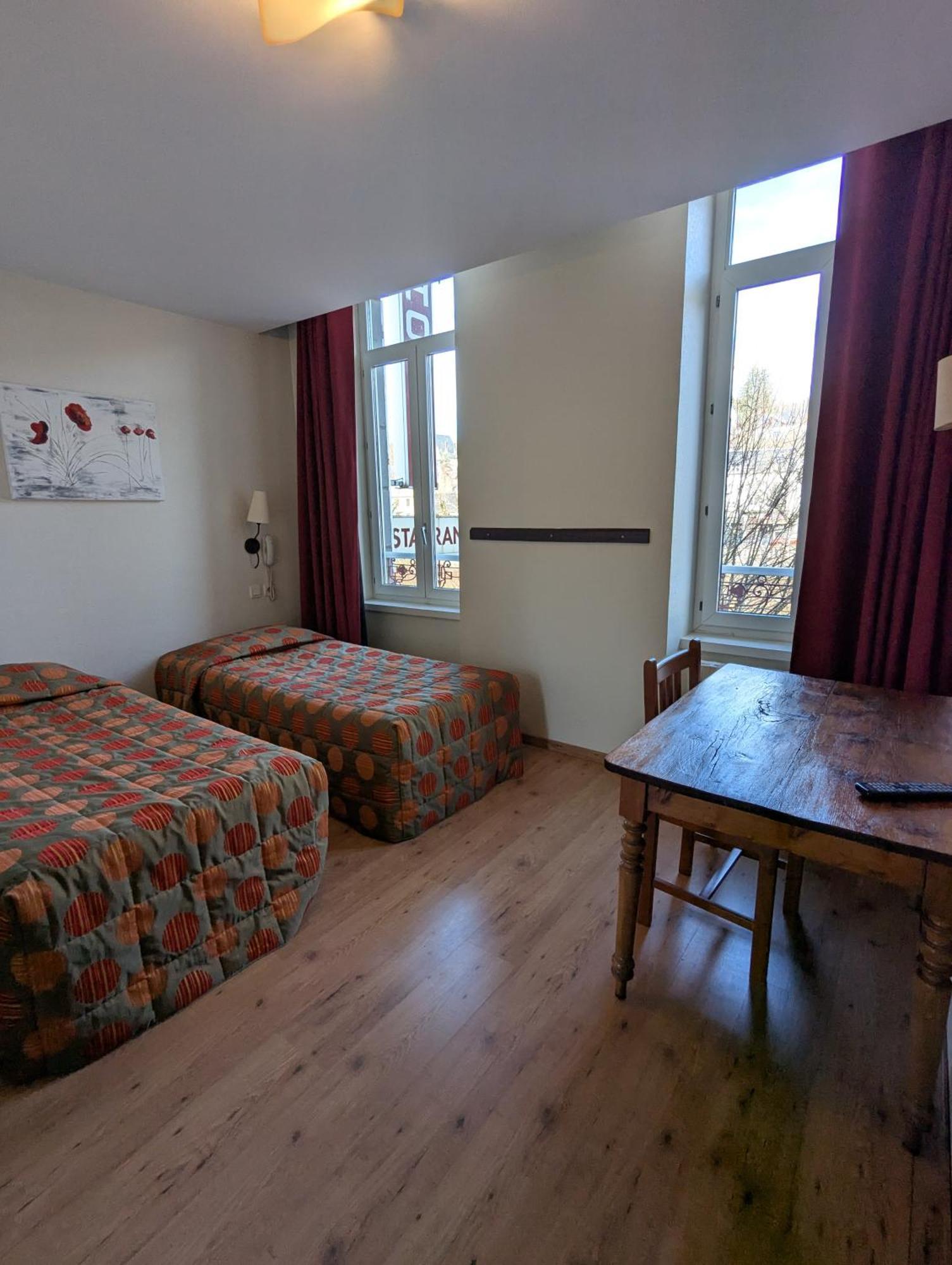 לה בורבול Logis Hotel Regina מראה חיצוני תמונה
