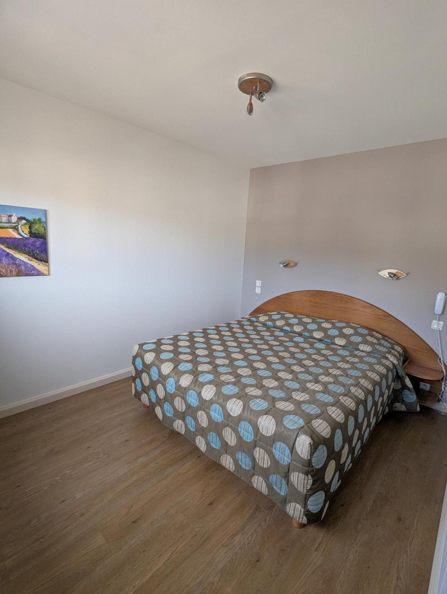 לה בורבול Logis Hotel Regina מראה חיצוני תמונה