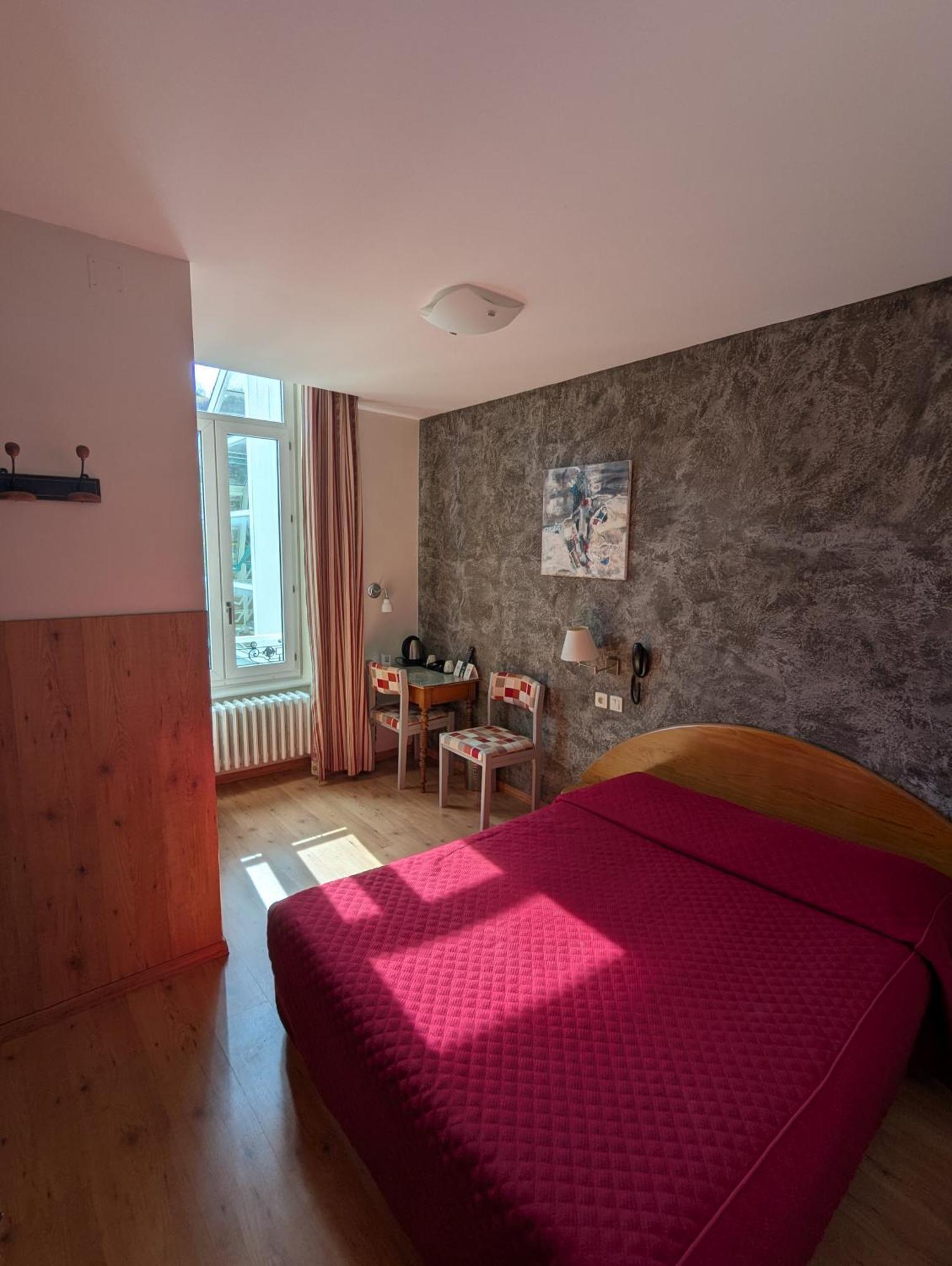 לה בורבול Logis Hotel Regina מראה חיצוני תמונה